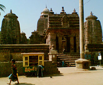 Sri Mukhalingam is a place famous for temples. it has a great history of related to Eastern Ganga Dynasty